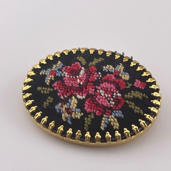 Romantic Vintage Victorian Style Woven Needlepoint Floral Brooch Pin Gold Tone - Picture 2 of 4